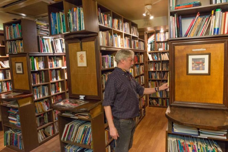 nên mua gì ở hiệu sách cũ?